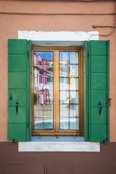 Fenster mit Rollläden in einer braunen Wand — Stockfoto