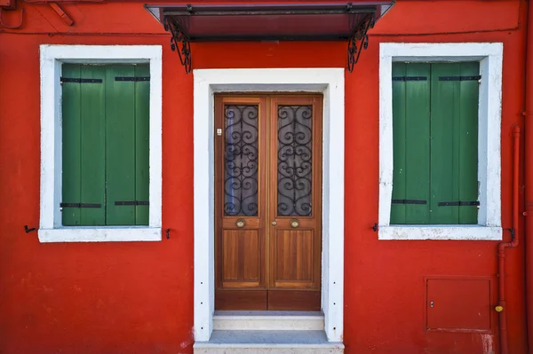 Elöl egy piros ház Burano, Olaszország — Stock Fotó