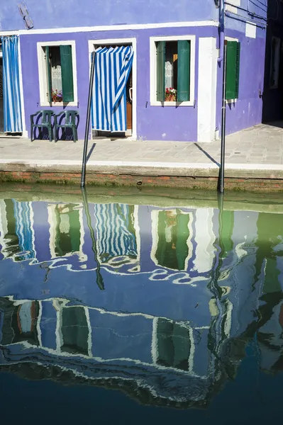 家や運河、ブラーノ島、イタリアでの反射 — ストック写真