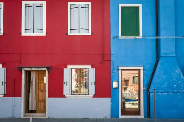 Kleurrijke huizen in Burano, Italië — Stockfoto