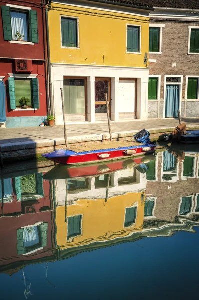 Maisons et réflexions dans un canal, Burano, Italie — Photo