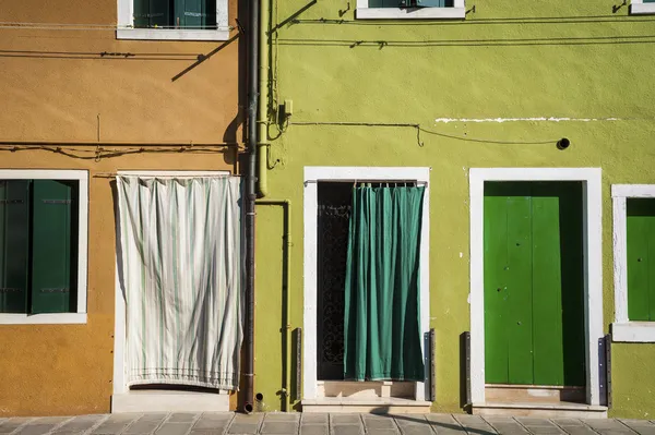 Πολύχρωμα σπίτια σε burano, Ιταλία — Φωτογραφία Αρχείου