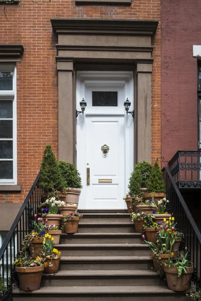 Trap naar een deuropening van een oude appartement, new york city — Stockfoto