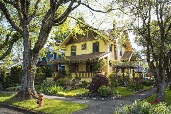 Classic American suburban house — Stock Photo, Image