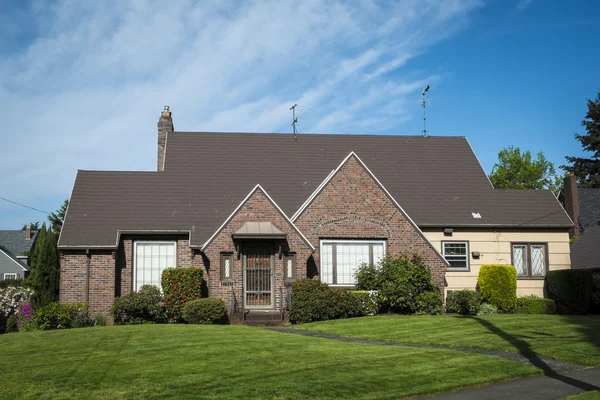 Brick single-family house — Stock Photo, Image