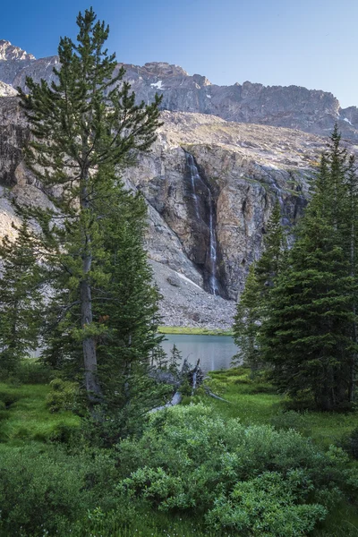 Lac de montagne et cascade — Photo