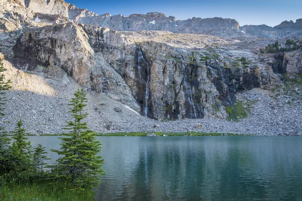 Lago di montagna e cascata — Foto Stock