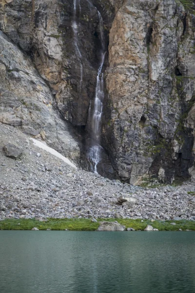 Górskie jezioro i wodospad — Zdjęcie stockowe