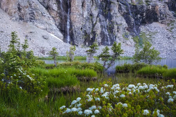 Mountain lake and waterfall — Stock Photo, Image