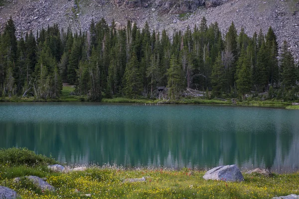 Lago de montanha alta — Fotografia de Stock