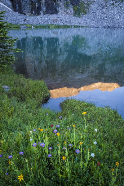 Bergsee und Morgenbesinnung — Stockfoto