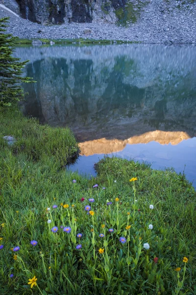 Montanha lago e manhã reflexões — Fotografia de Stock