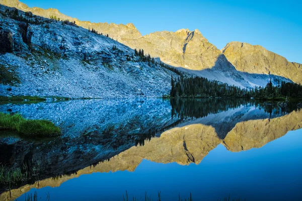 山的湖和早上的几点思考 — 图库照片