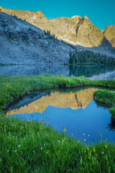 Mountain lake and morning reflections — Stock Photo, Image