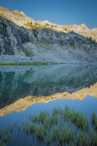Montanha lago e manhã reflexões — Fotografia de Stock