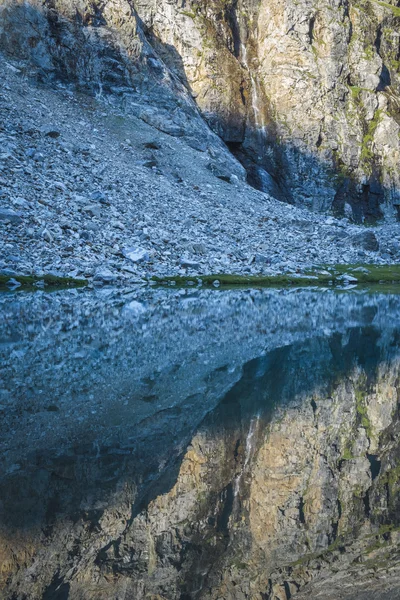 Lac de montagne et réflexions matinales — Photo