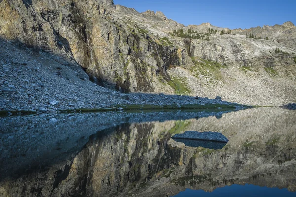 Montanha lago e manhã reflexões — Fotografia de Stock