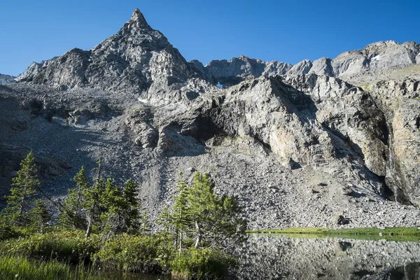 Pico de montaña rocosa — Foto de Stock