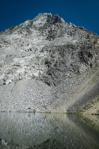 Lago de alta montaña — Foto de Stock