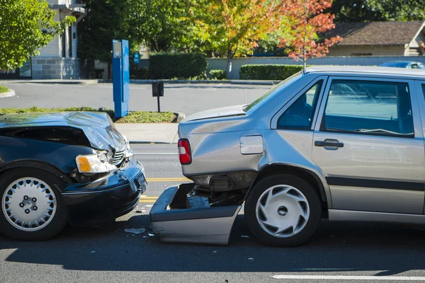 Auto nehoda, zahrnující dvě auta — Stock fotografie