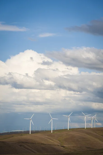 Windturbines op een heuvel — Stockfoto