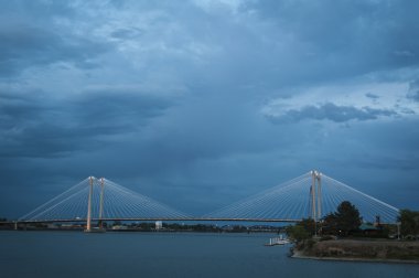 columbia Nehri üzerinde modern kablo köprü