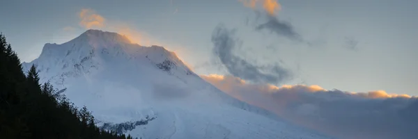 Nuages au lever du soleil autour du Mt. hotte, Oregon — Photo