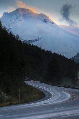 karlı dağ sunrise adlı altında Otoban
