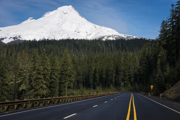 Asphaltierte Autobahn unter schneebedeckter Motorhaube, oregon — Stockfoto