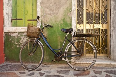 renkli duvar, burano, İtalya karşı yaslanmış bisiklet