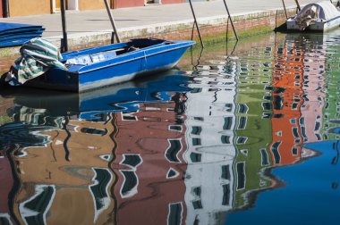 renkli evler ve yansımaları, burano, İtalya