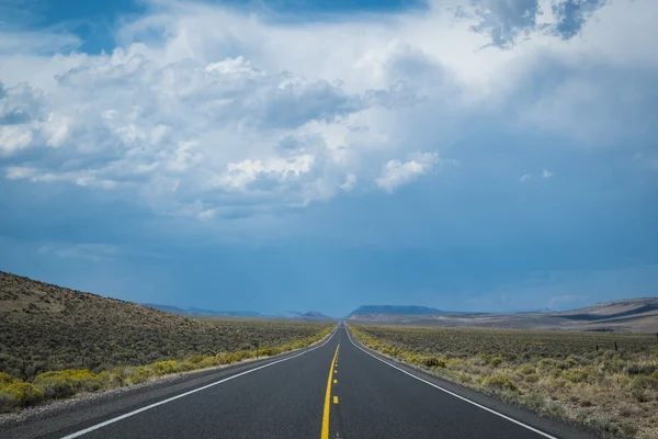 Nuages de tempête sombres au-dessus de l'autoroute — Photo