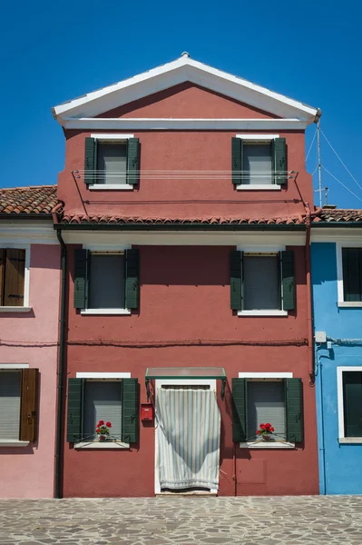 Красочный дом, Бурано, Италия — стоковое фото