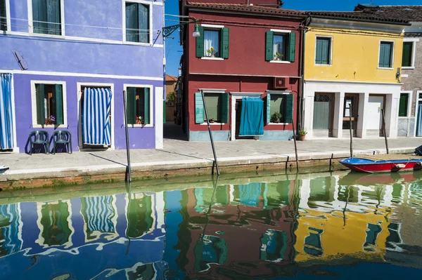 カラフルな家と反射、ブラーノ島、イタリア — ストック写真