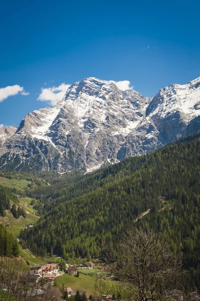 Falu a völgyben, a dolomit-hegység, Olaszország — Stock Fotó