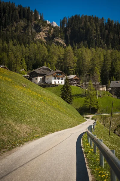 イタリア、ドロミテ山脈の道 — ストック写真
