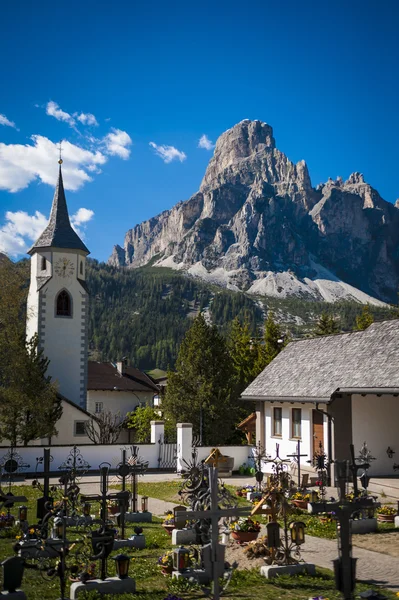 Köy ve kilise Dolomit dağlar, İtalya — Stok fotoğraf