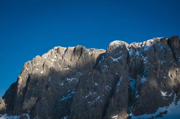 Mountain peak and blue sky — Stock Photo, Image