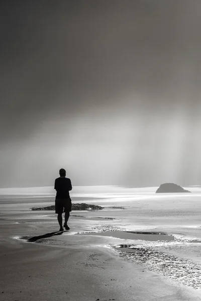Persona caminando hacia rayos de sol — Foto de Stock