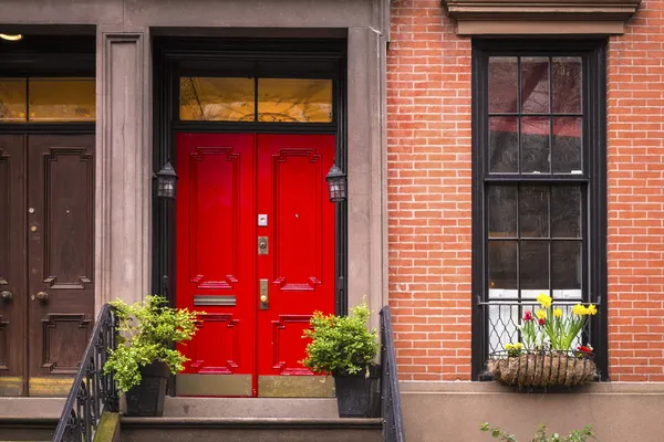 Puerta roja, viejo apartamento de Nueva York — Foto de Stock