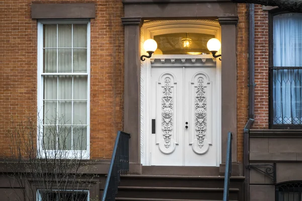 Porte blanche, ancien appartement à New York — Photo