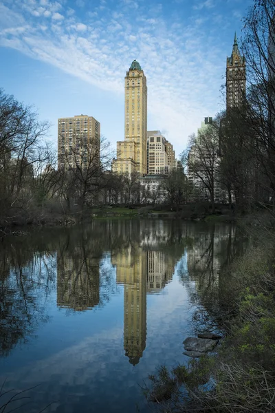 Odraz mrakodrapů v central parku rybník, new york city — Stock fotografie