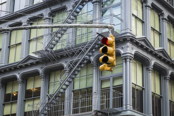 Stop light, historic buildings, SoHo district, New York City — Stock Photo, Image