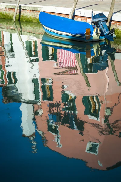 Reflexão turva das casas, Burano, Itália — Fotografia de Stock