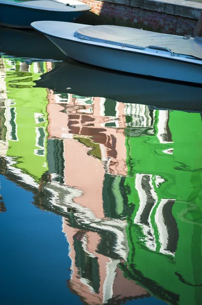 Reflexão turva das casas, Burano, Itália — Fotografia de Stock