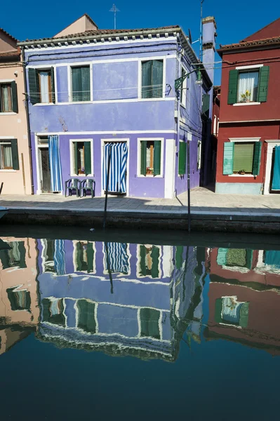 Casas e reflexões em Burano, Itália — Fotografia de Stock