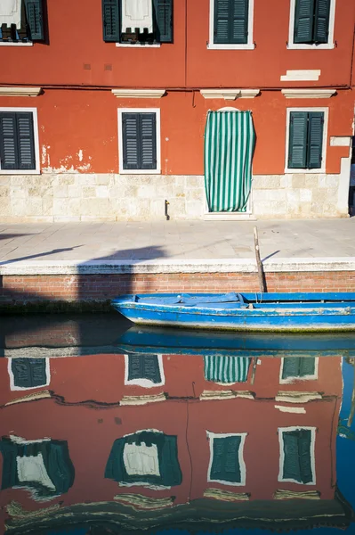 Kanál, lodě a odrazy, burano, Itálie — Stock fotografie