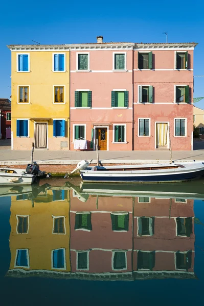 Canal, barcos e reflexões, Burano, Itália — Fotografia de Stock