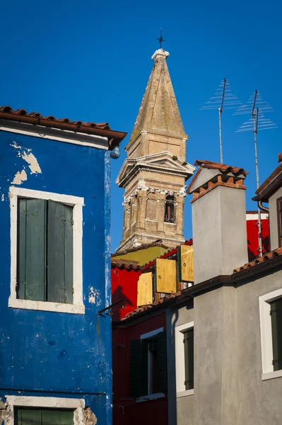 Šikmá belltower a domy, burano, Itálie — Stock fotografie