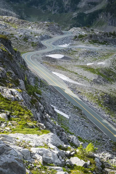 Strada di montagna sinuosa — Foto Stock